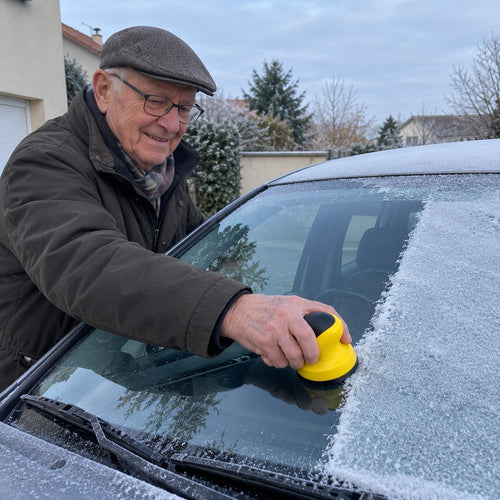 Givroto, grattoir à givre électrique sans fil, dans la main